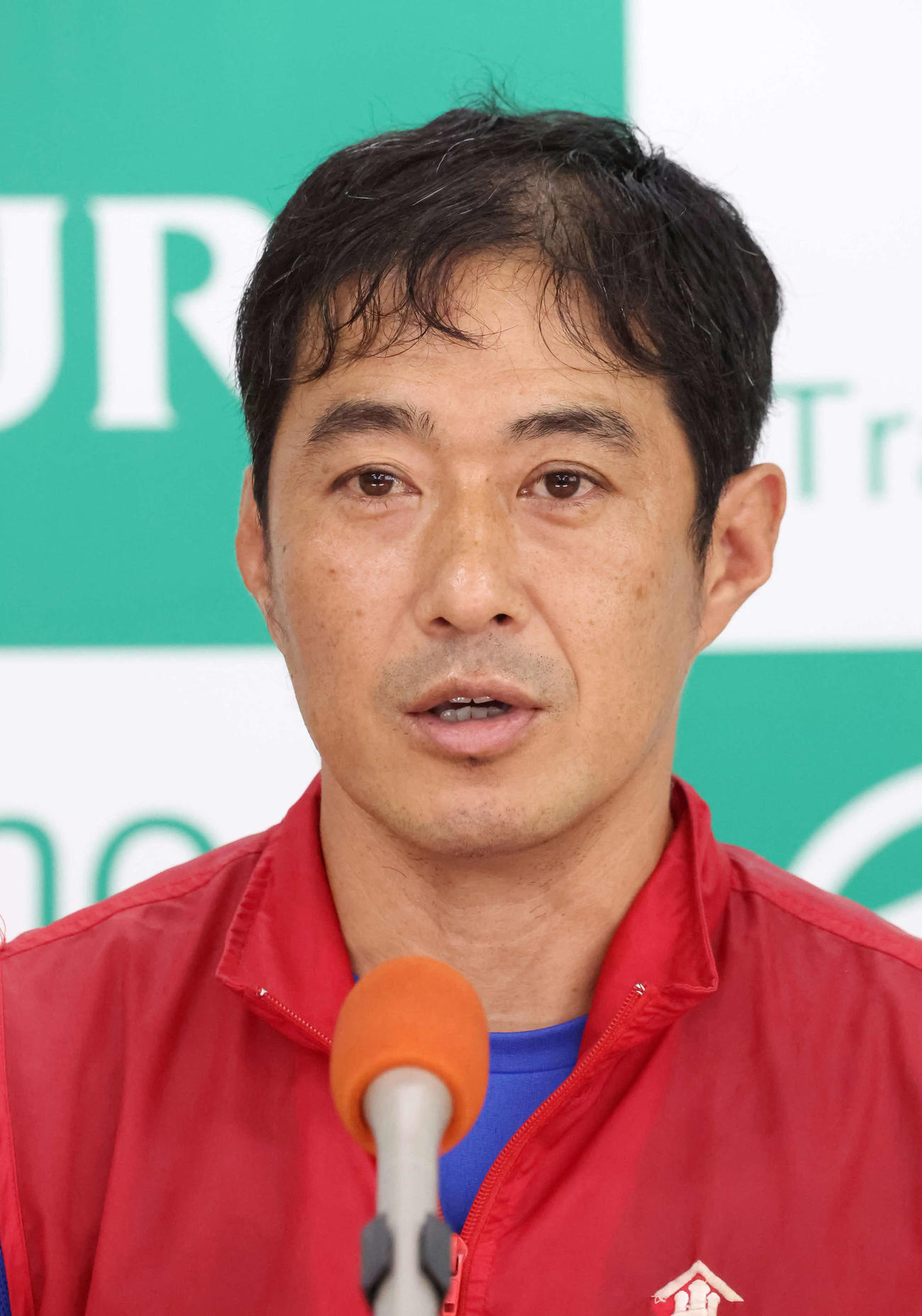 ウインマーベルの追い切りを終えて記者会見する深山師（撮影・丹羽敏通）