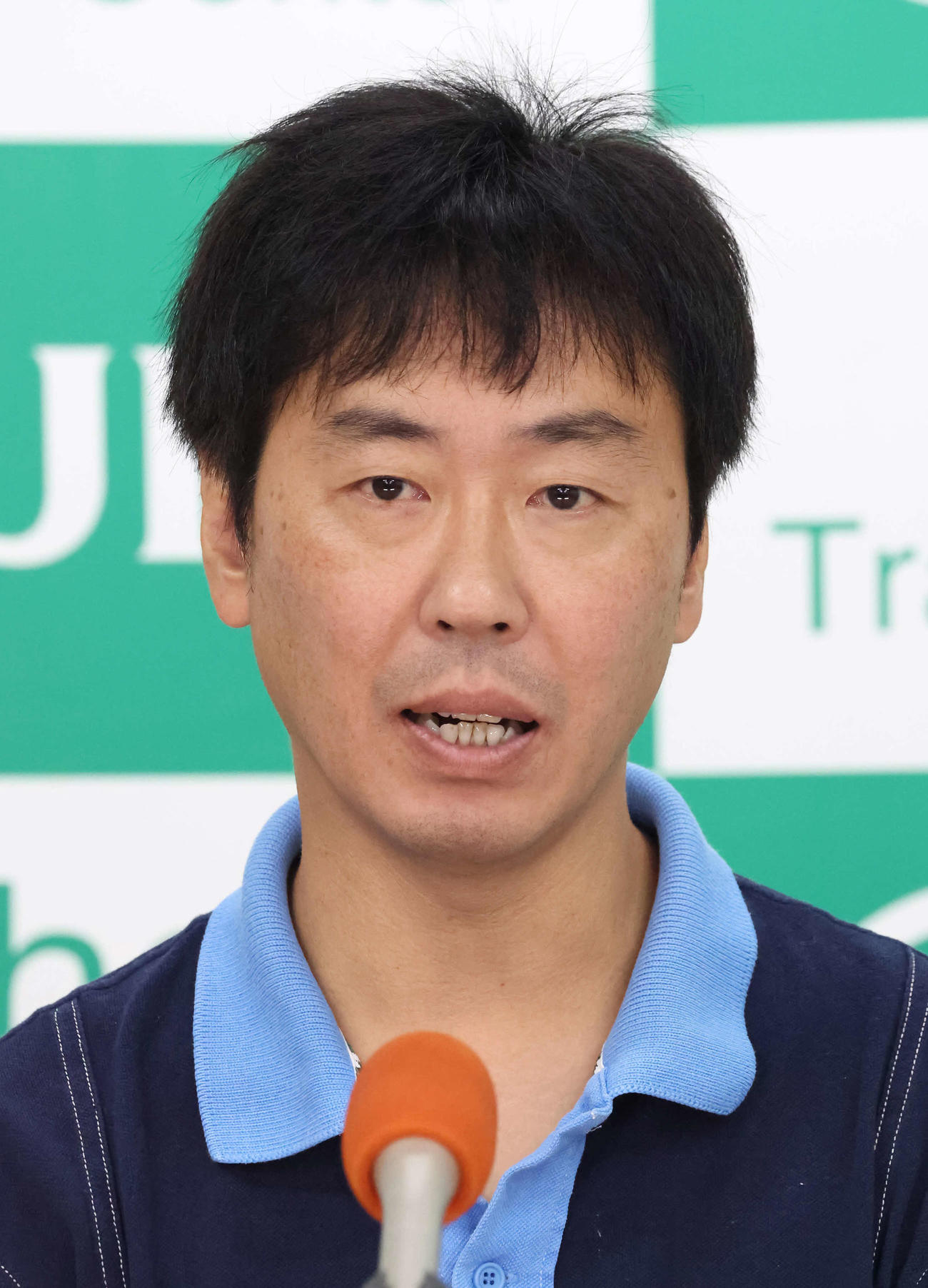 キミワクイーンの追い切りを終えて記者会見する奥村師（撮影・丹羽敏通）
