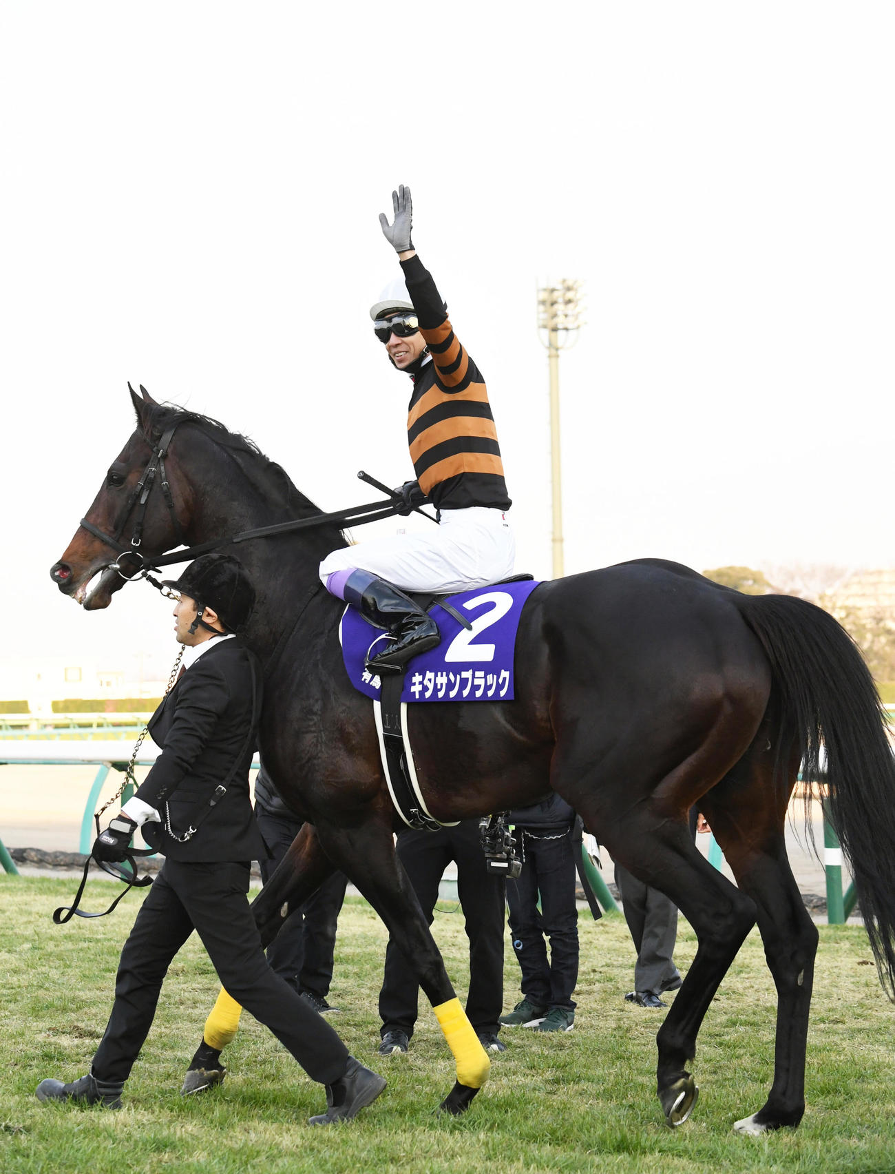 17年有馬記念をキタサンブラックで制しファンの声援に応える武豊騎手