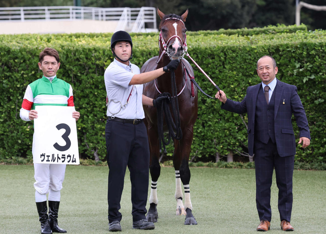 中山6R、2歳新馬戦を制したヴェルトラウムの口取りをする戸崎騎手と西田師（撮影・丹羽敏通）