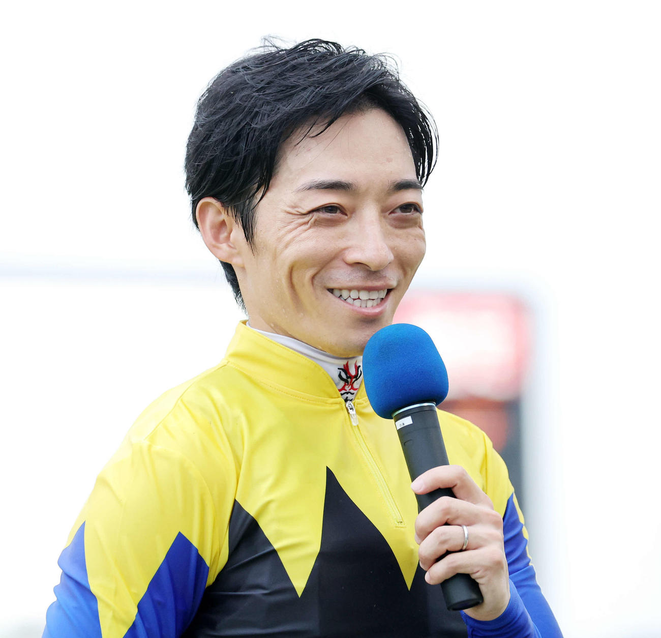 インタビューで笑顔を見せる川田将雅騎手（撮影・鈴木正人）