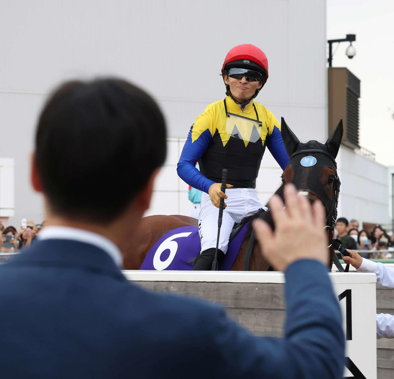 スプリンターズS手を挙げて迎える池江師と得意気な表情で応える川田騎手（撮影・丹羽敏通）