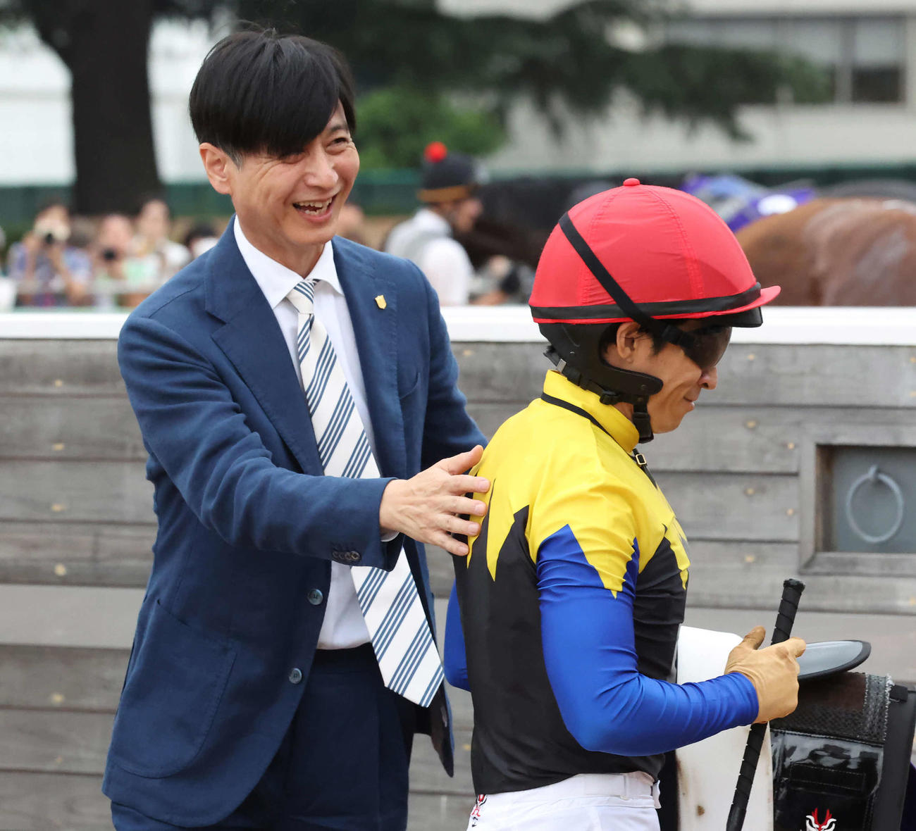 スプリンターズSを制した川田騎手をねぎらう池江師（撮影・丹羽敏通）