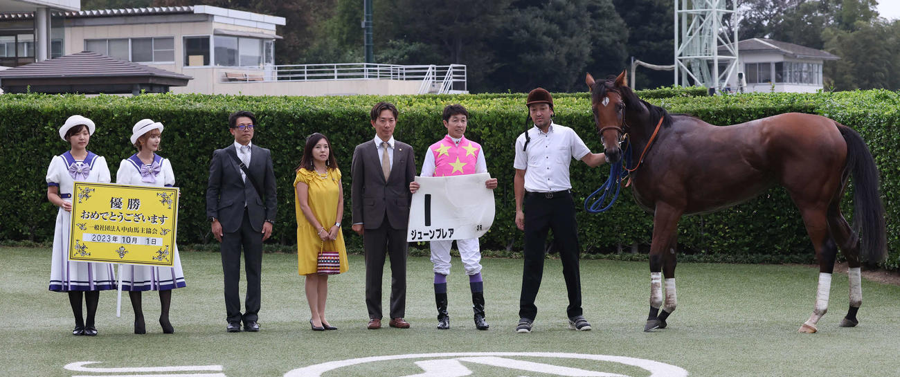 中山3R、2歳新馬戦を制したジューンブレアの口取りをする武豊騎手（撮影・丹羽敏通）