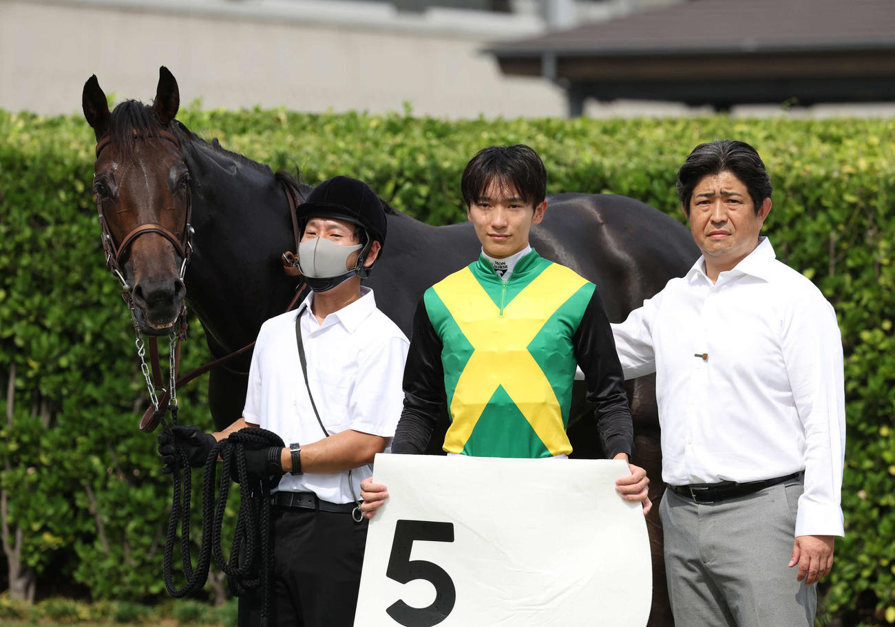 中山5R、2歳新馬戦を制したスティックバイミーの口取りをする坂井騎手と伊藤大師（撮影・丹羽敏通）