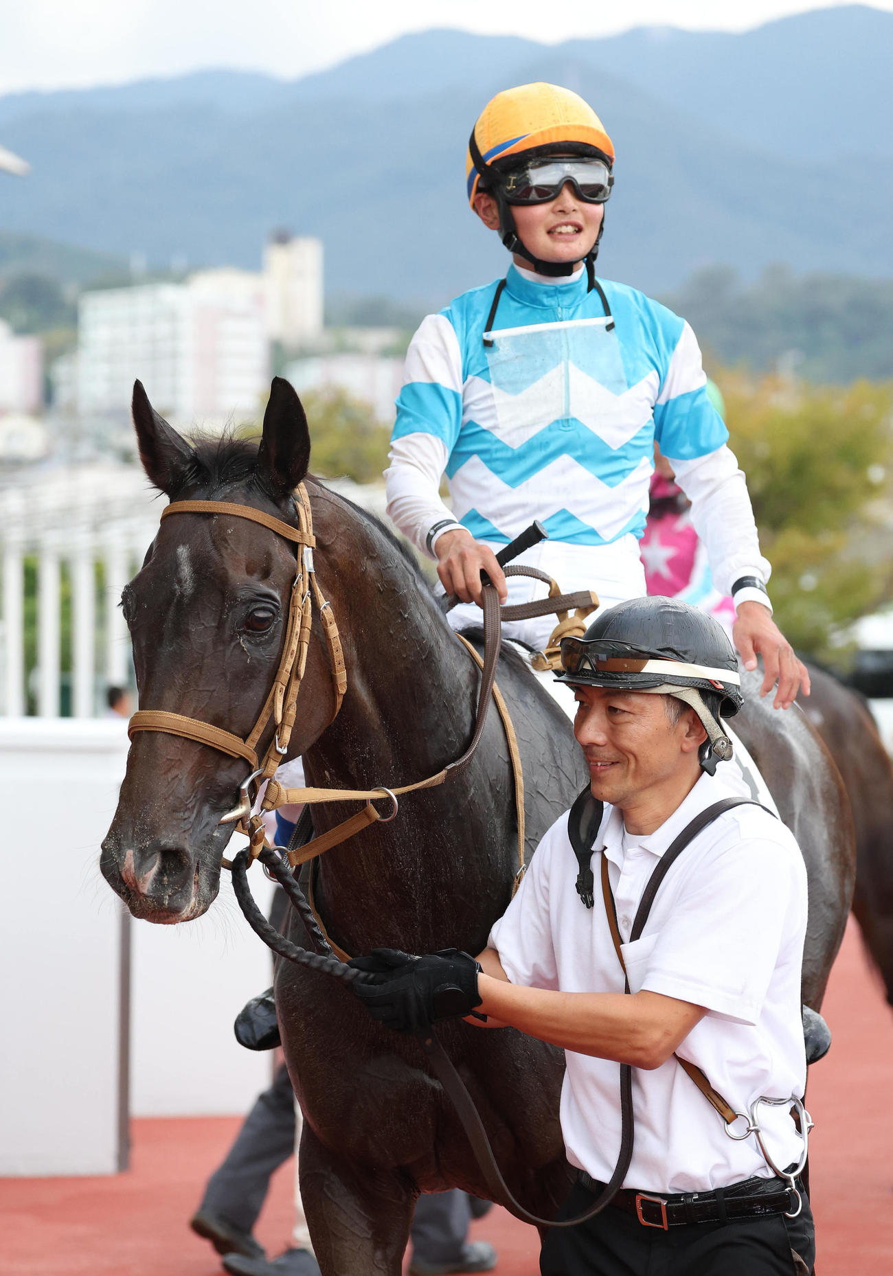 阪神12R、3歳上2勝クラスを制して引き揚げる11歳馬のマイネルプロンプト（撮影・白石智彦）