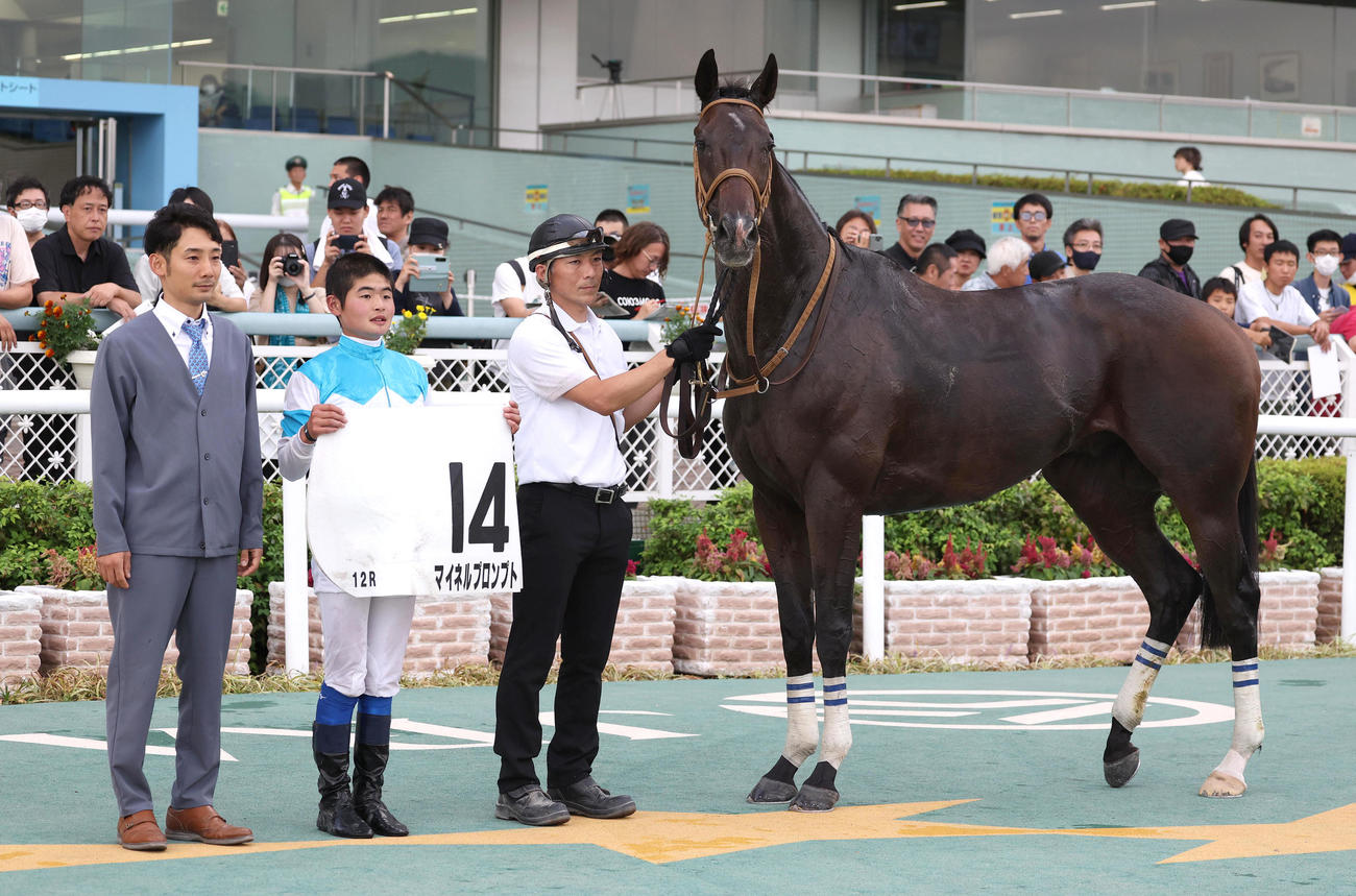阪神12R、3歳以上2勝クラスを制した11歳馬のマイネルプロンプトと口取りに並ぶ田口騎手（中央）