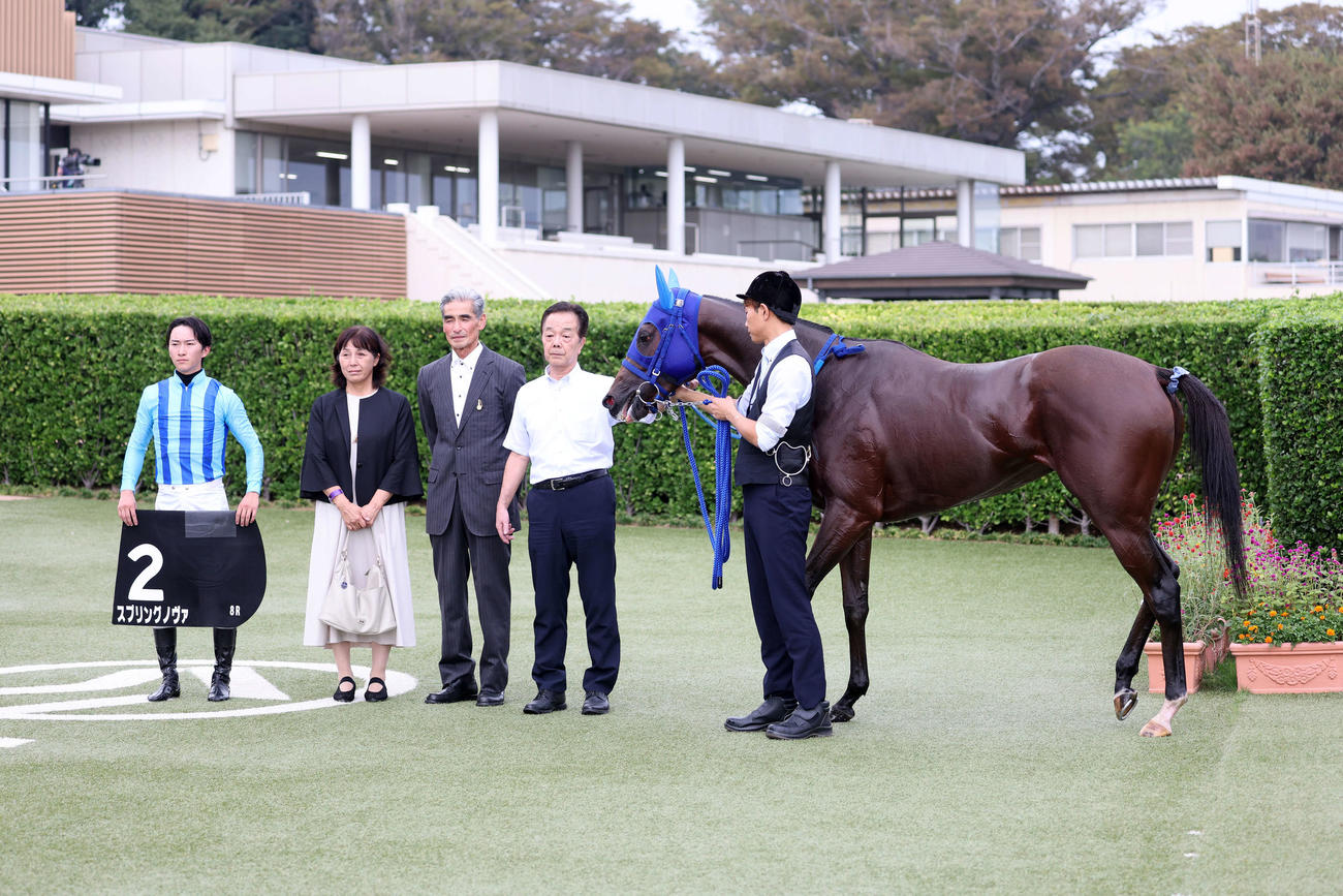 サフラン賞を制したスプリングノヴァと菅原明良騎手（左）（撮影・鈴木正人）