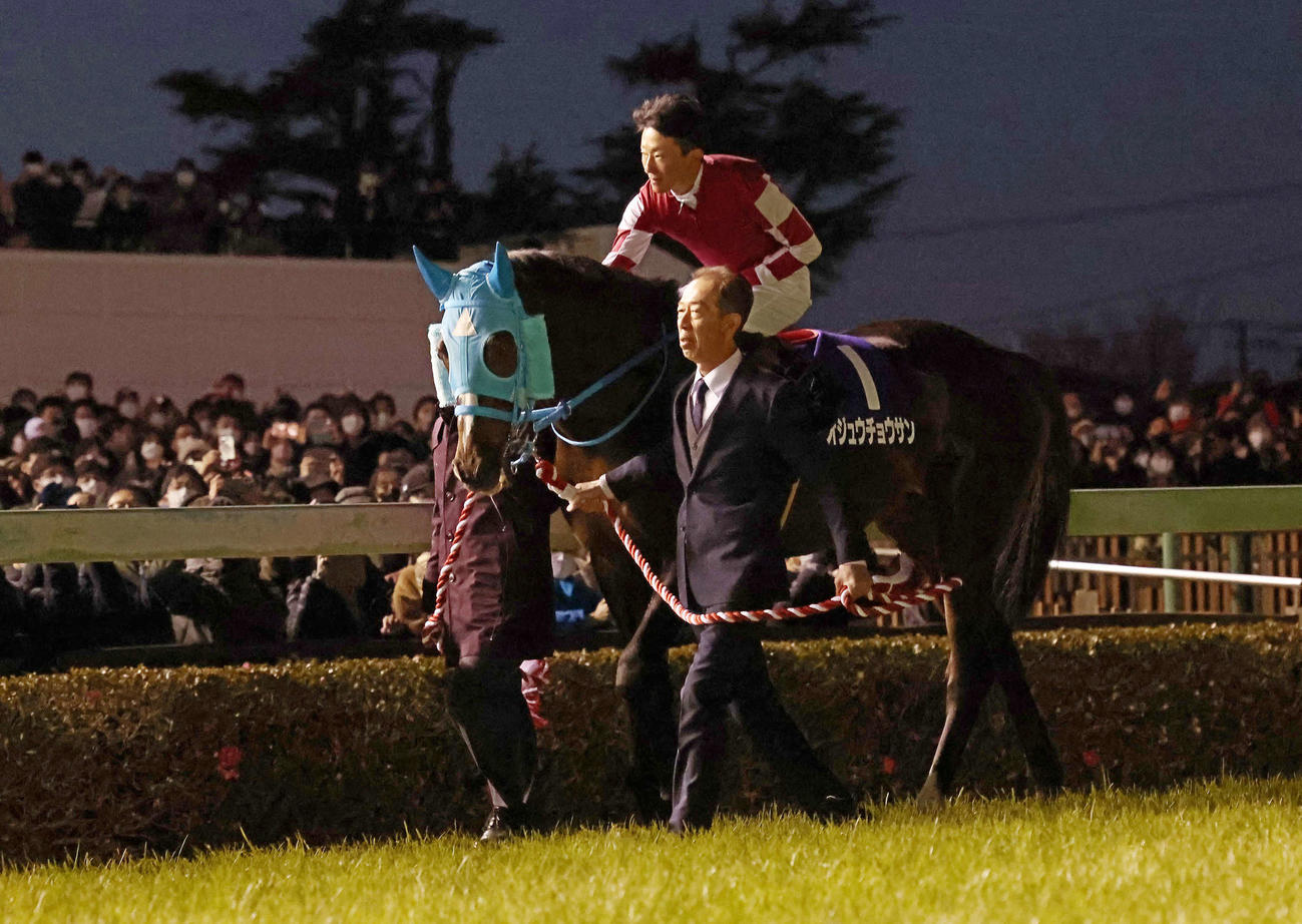 22年12月、引退式でファンに別れを告げるオジュウチョウサンと石神騎手。手前は担当の長沼厩務員
