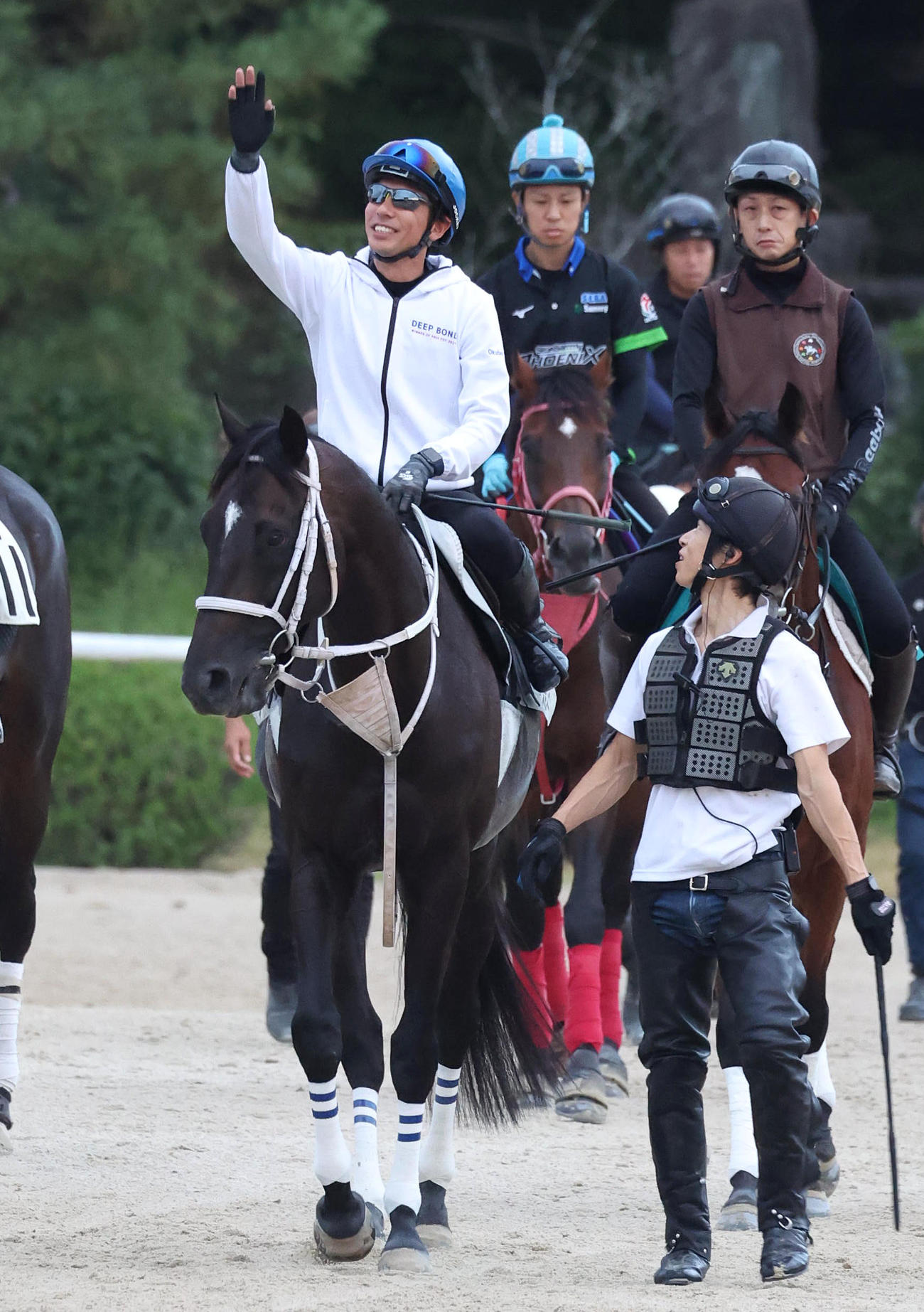 9月28日、和田竜騎手を背にスタンド前で運動するディープボンド