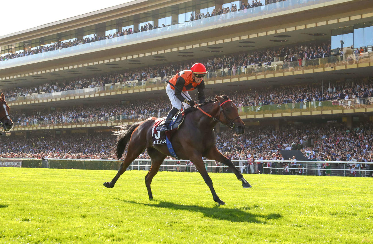 凱旋門賞を制したエースインパクトとクリスチャン・デムーロ（C）france－galop