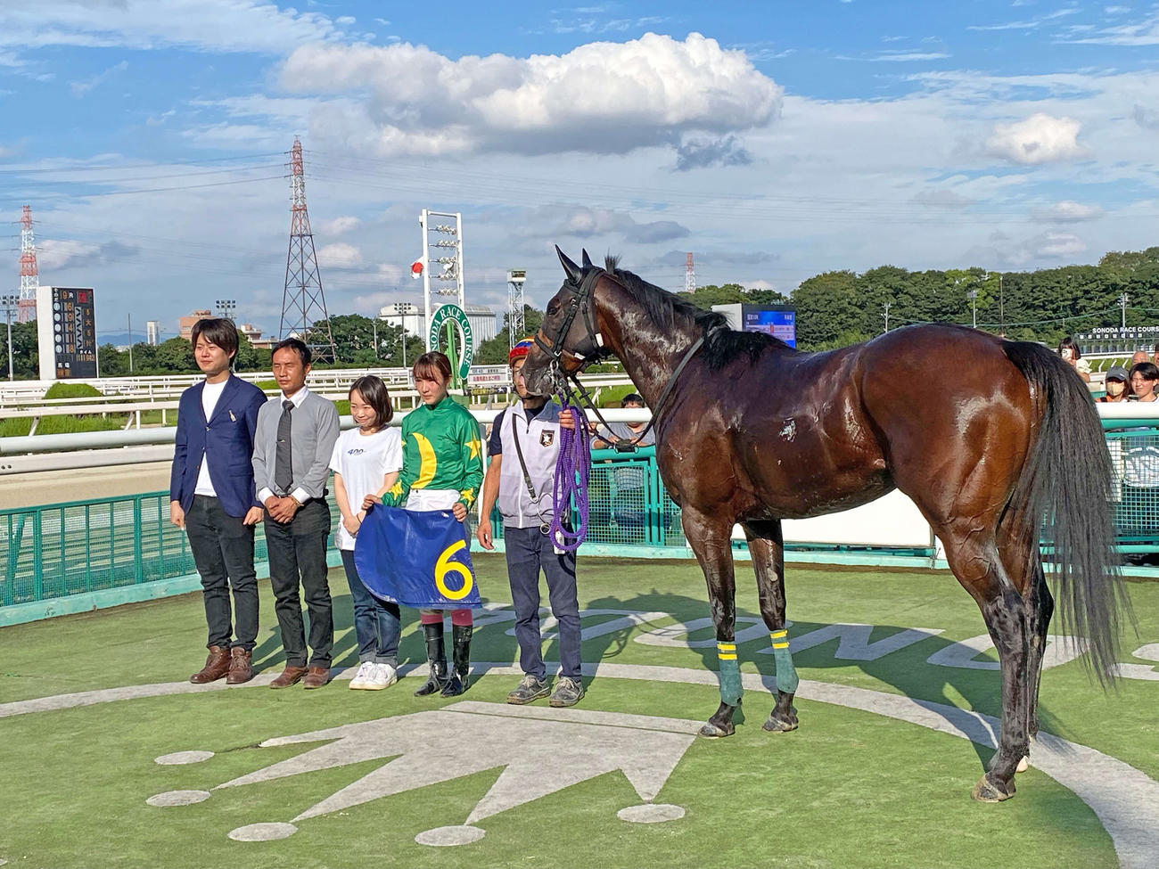 4日の園田9Rを父・永島太郎調教師（左から2人目）の管理馬で勝利した永島まなみ騎手（同4人目）