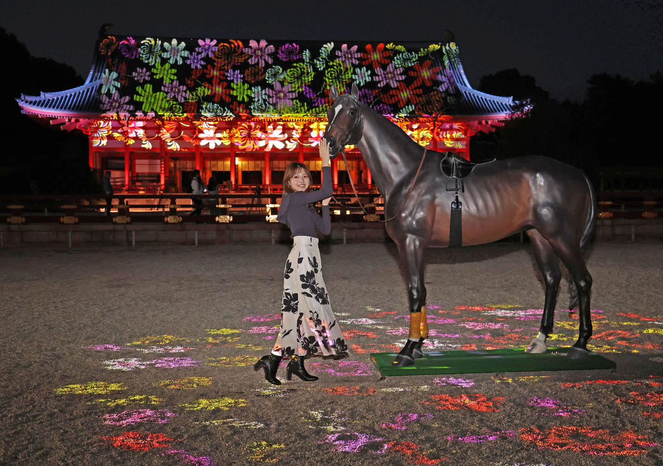 プロジェクションマッピングで彩られる競走馬のオブジェと平安神宮大極殿（撮影・白石智彦）