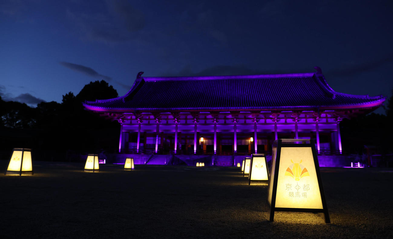 ライトアップされる平安神宮大極殿（撮影・白石智彦）