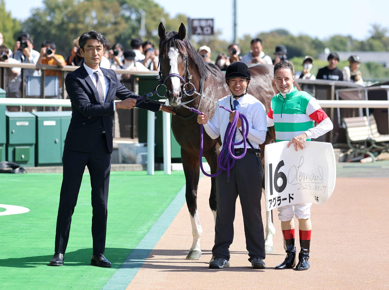 2歳未勝利を制し、口取りを行うアグラードとルメール騎手（撮影・鈴木正人）