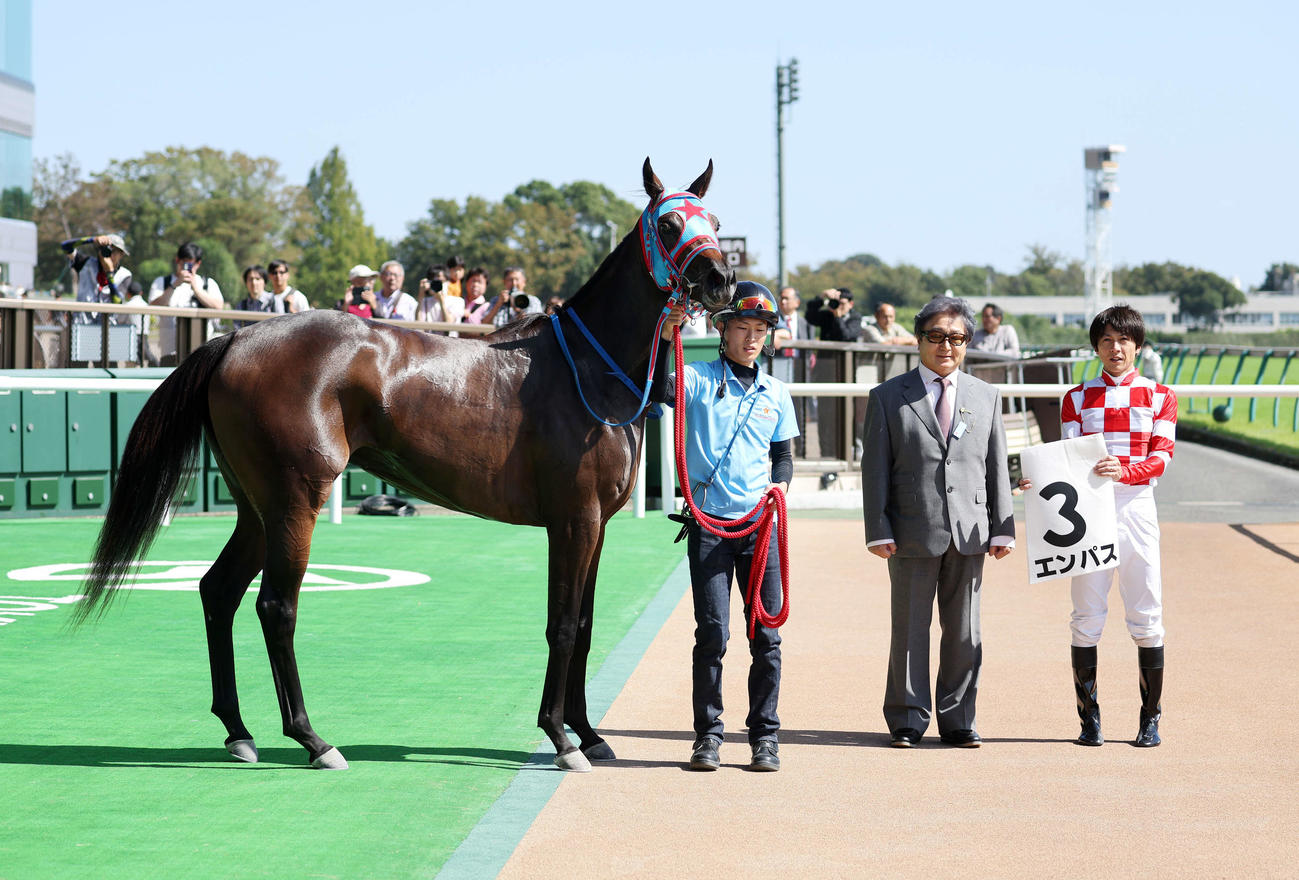 東京4R新馬戦を制したエンパスと石橋脩騎手（撮影・鈴木正人）