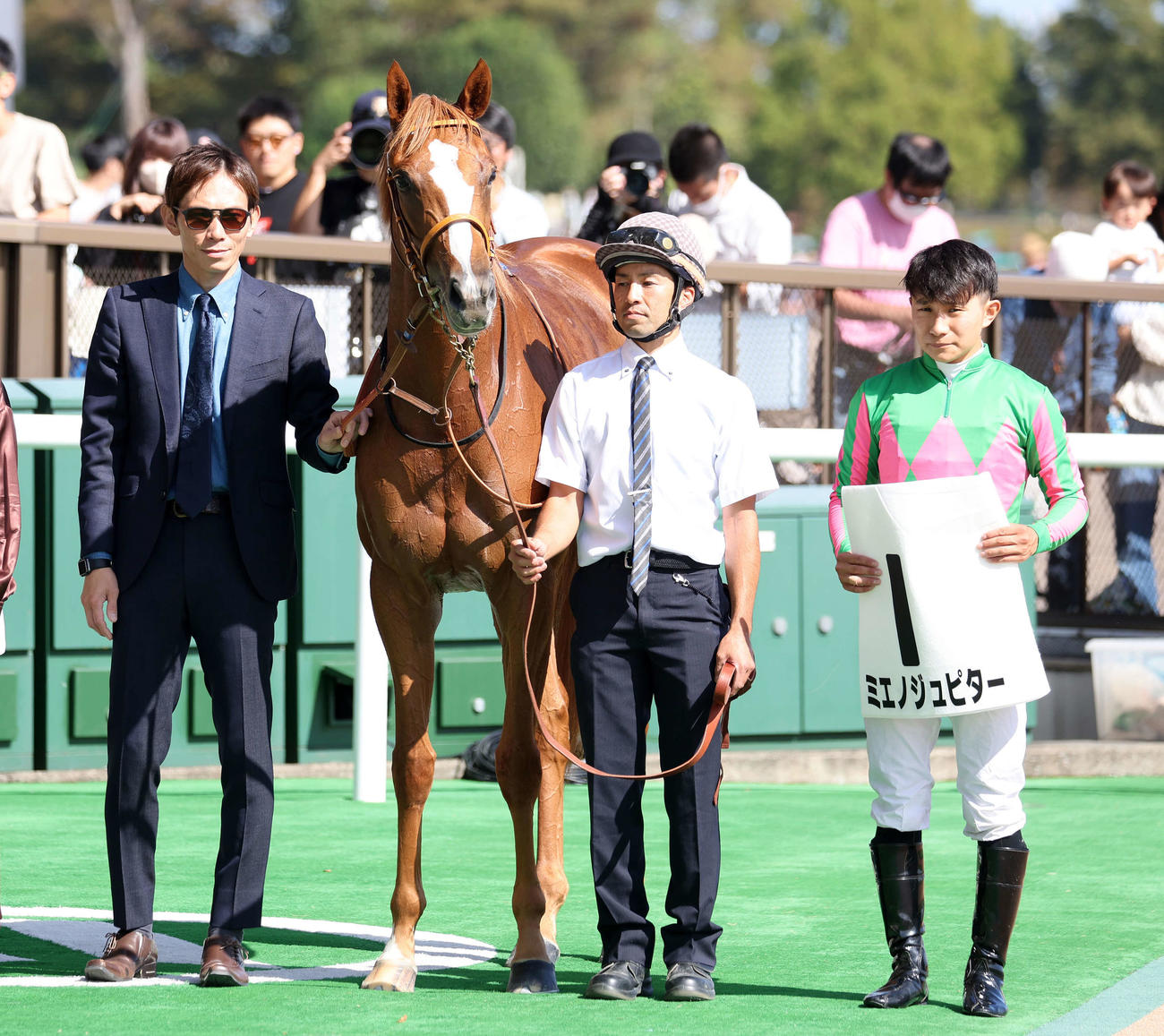 東京6R新馬戦を制し口取りに臨むミエノジュピターと佐々木大輔騎手（撮影・鈴木正人）