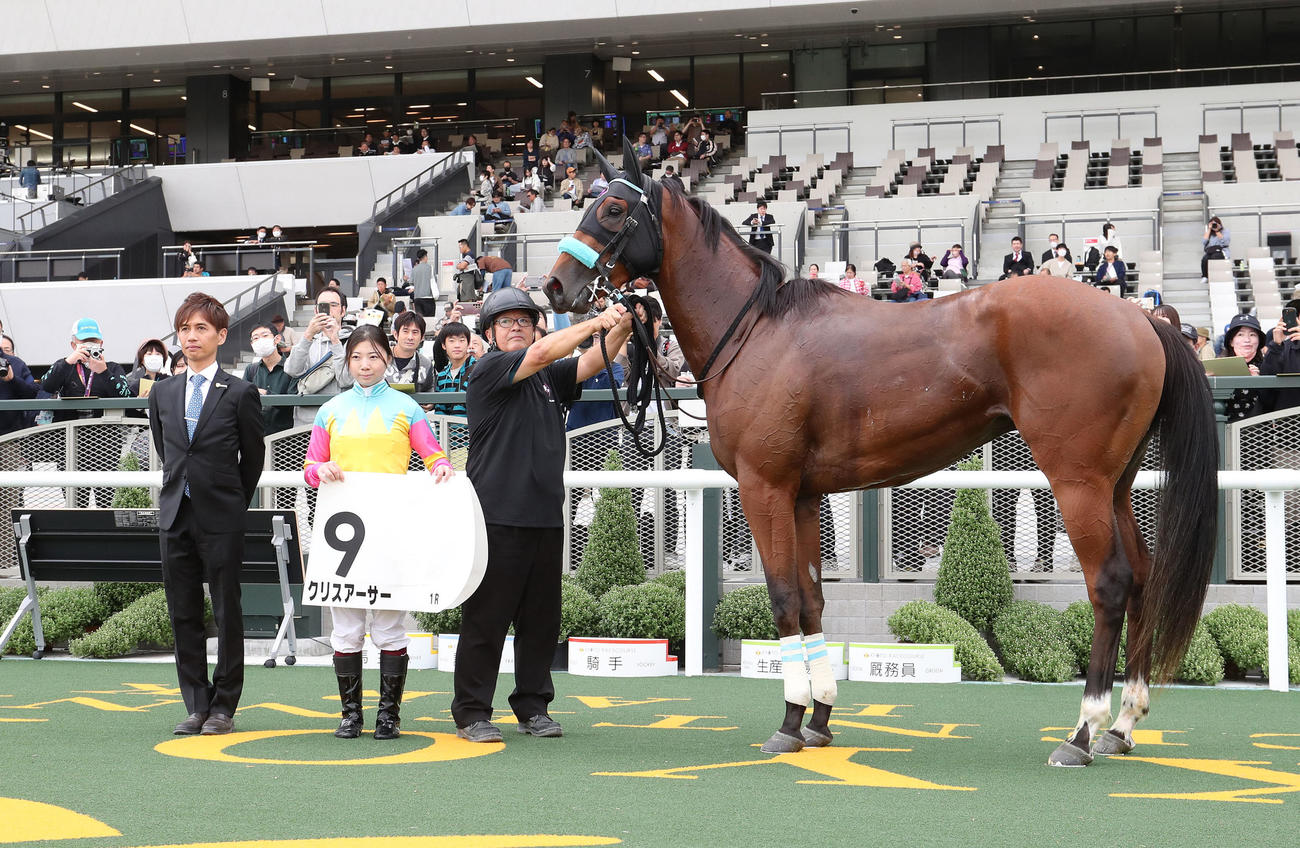クリスアーサーで京都1Rを勝利し口取りに並ぶ河原田騎手（中央）（撮影・白石智彦）
