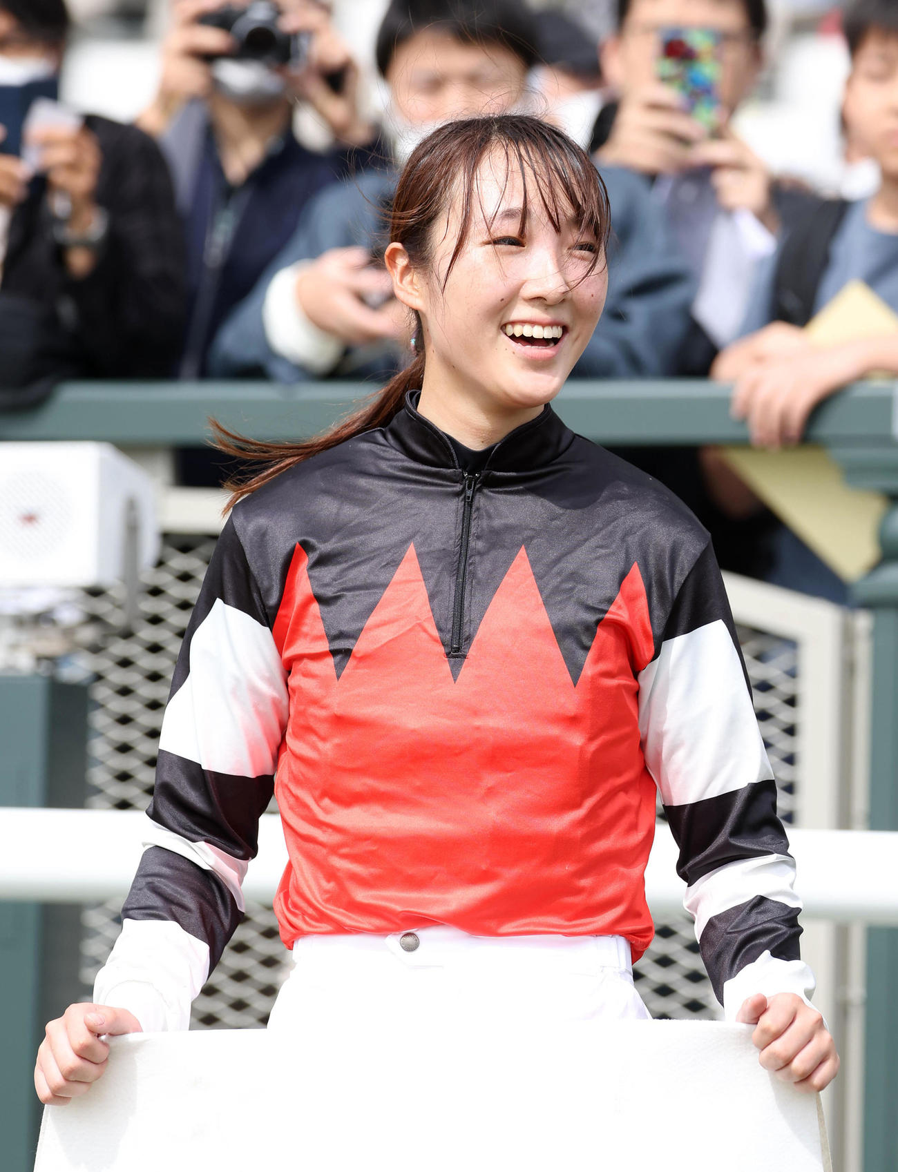スウィープフィートで京都2Rを勝利し笑顔で口取りに並ぶ永島騎手（撮影・白石智彦）