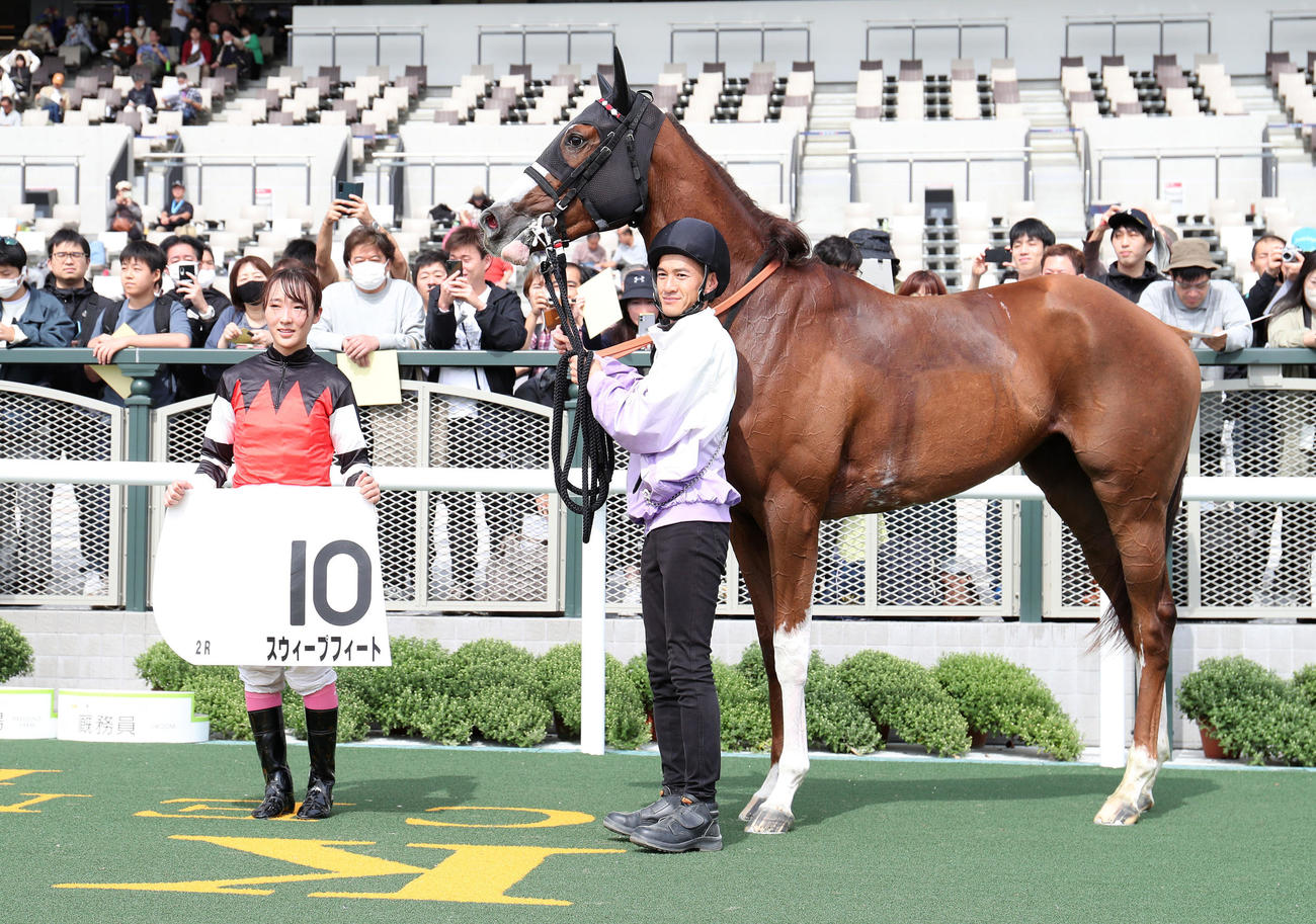 スウィープフィートで京都2Rを勝利し口取りに並ぶ永島騎手（左）（撮影・白石智彦）