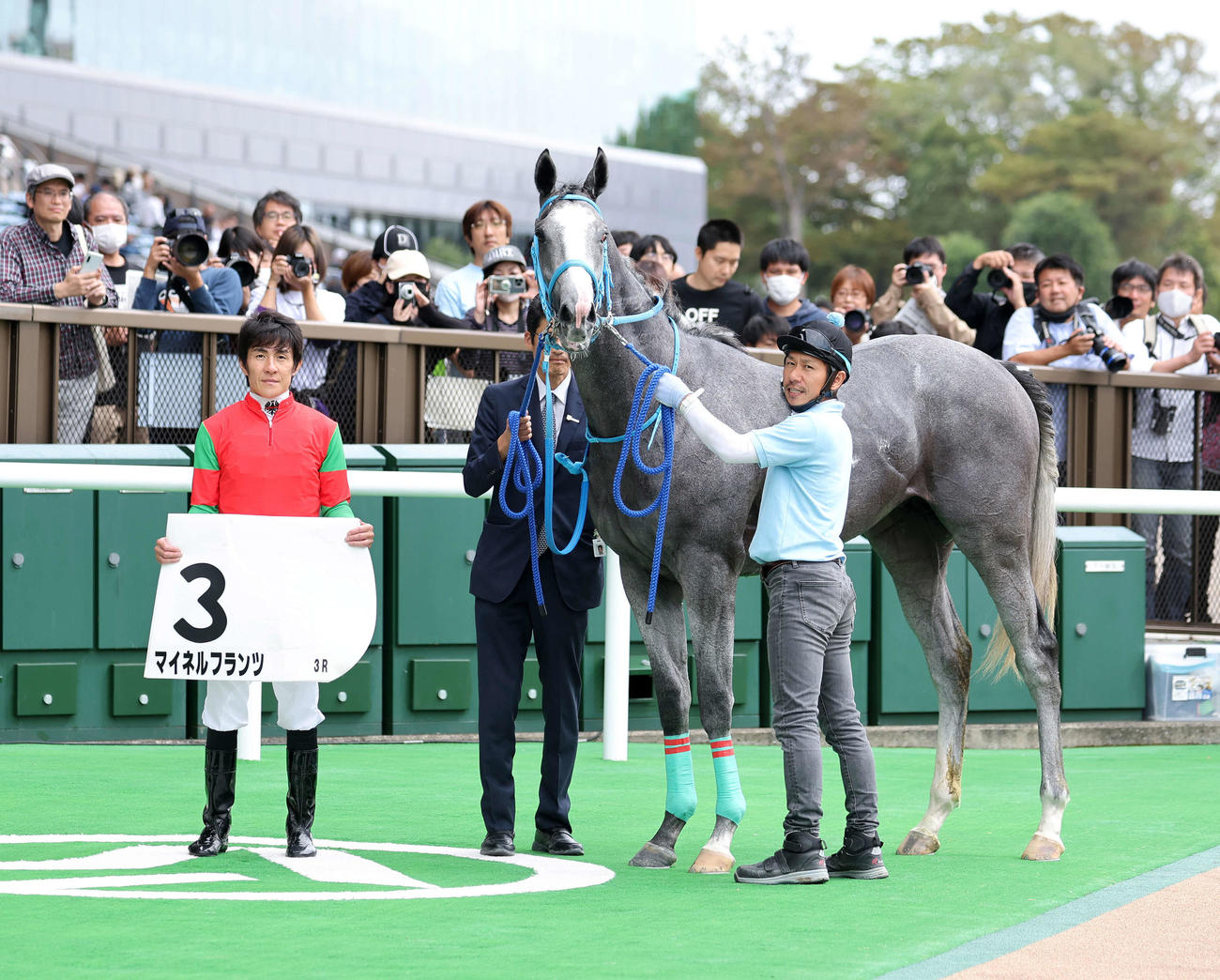 東京3R・2歳未勝利を制したマイネルフランツと丹内祐次騎手（撮影・鈴木正人）
