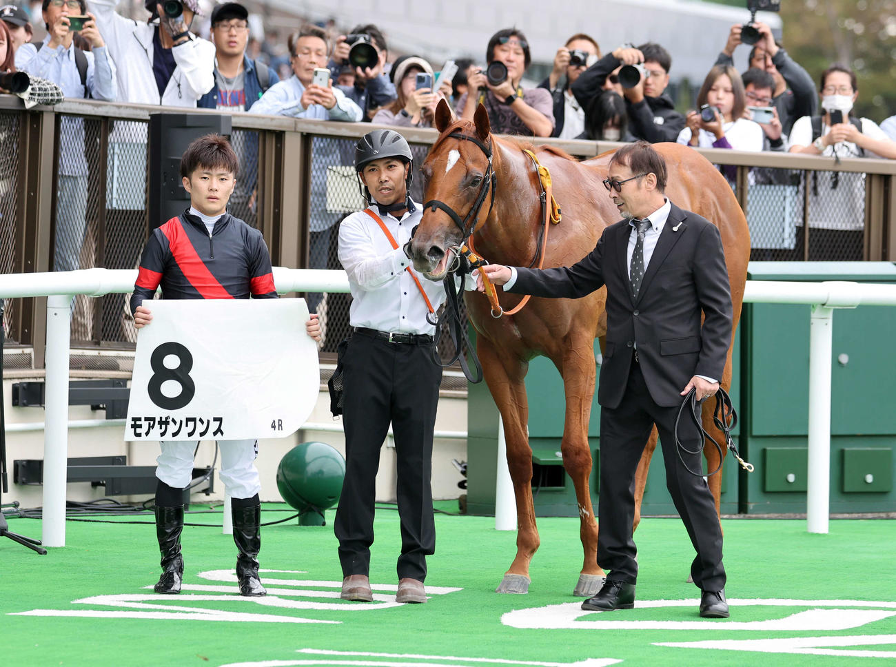 東京4R新馬戦を制したモアザンワンスと西村淳也騎手（撮影・鈴木正人）