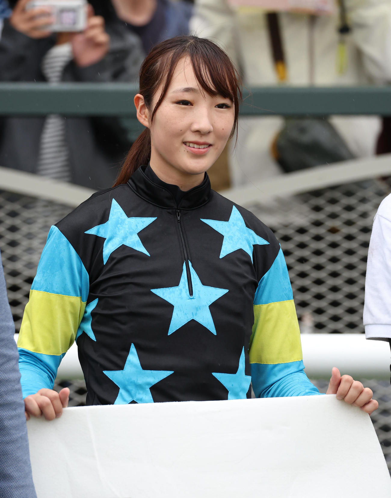 シゲルショウグンで京都7Rを勝利し口取りに並ぶ永島騎手（撮影・白石智彦）