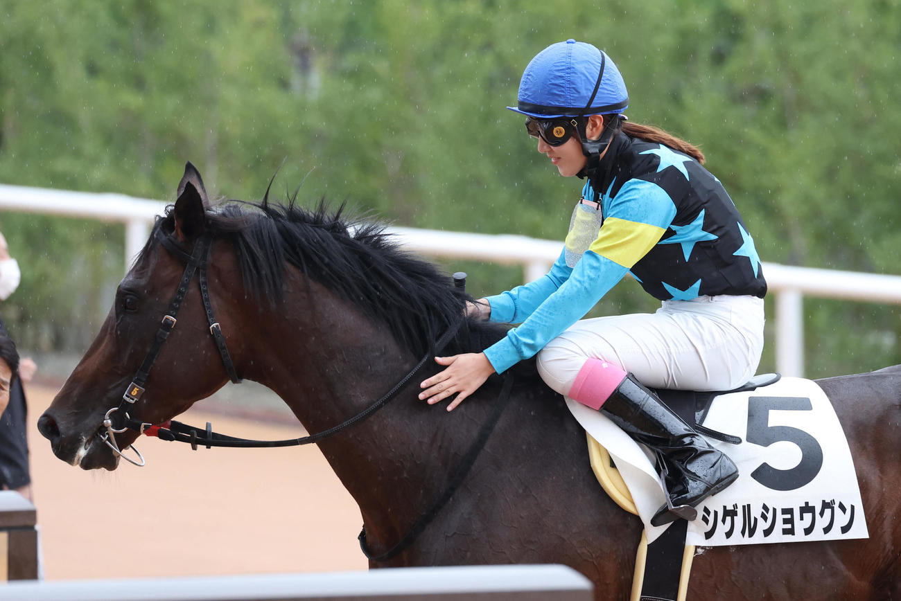 シゲルショウグンで京都7Rを逃げ切って勝利した永島騎手（撮影・白石智彦）
