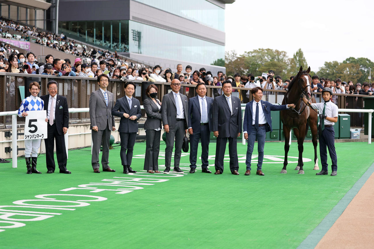 東京5R新馬戦を制したシャンパンマークと戸崎圭太騎手（撮影・鈴木正人）