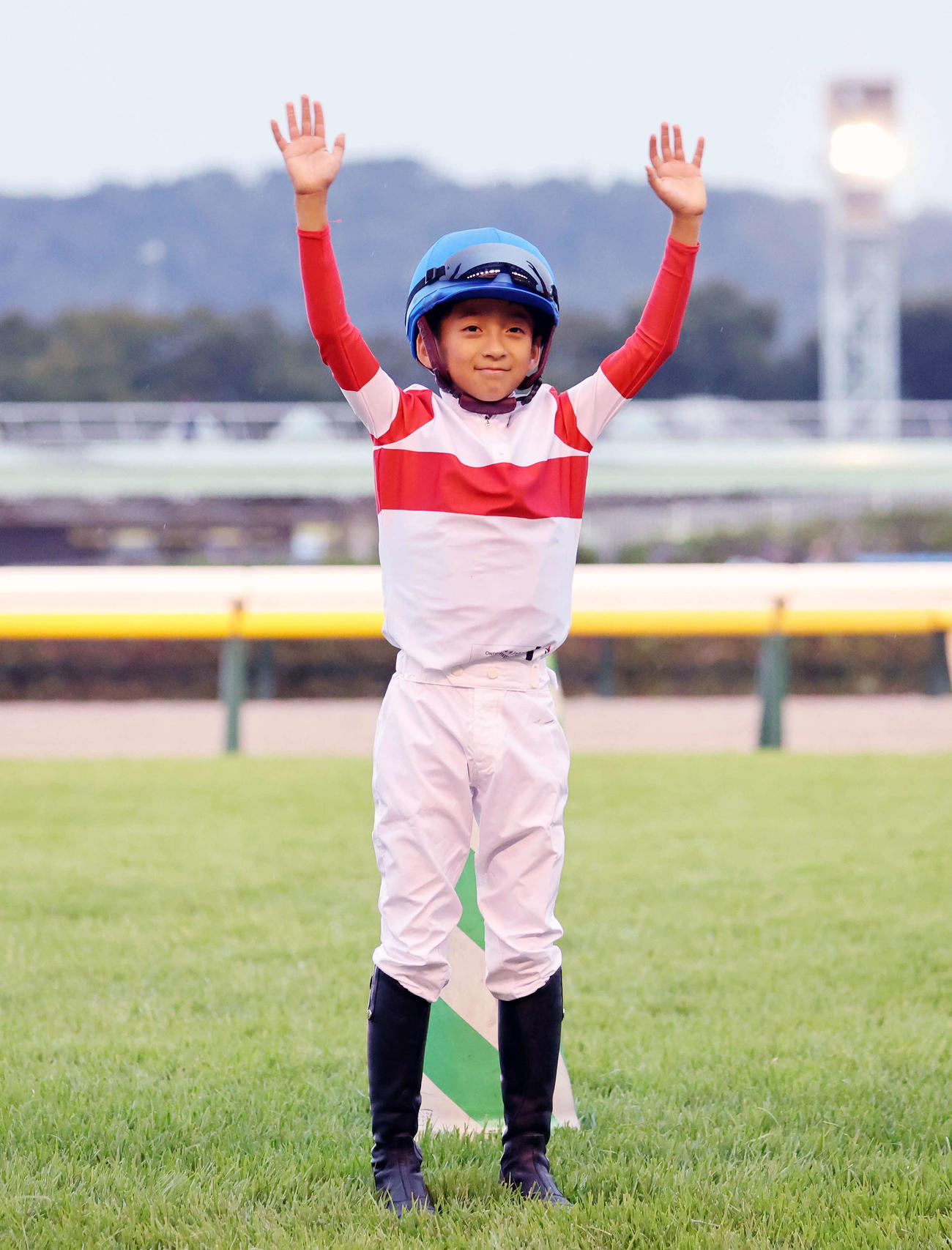 第13回ジョッキーベイビーズを制し手を振る川田純煌選手（撮影・鈴木正人）