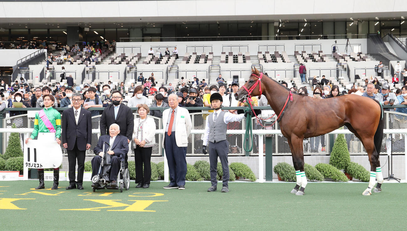 京都3R、新馬戦を制したタガノミストと口取りに並ぶ富田騎手（左）（撮影・白石智彦）