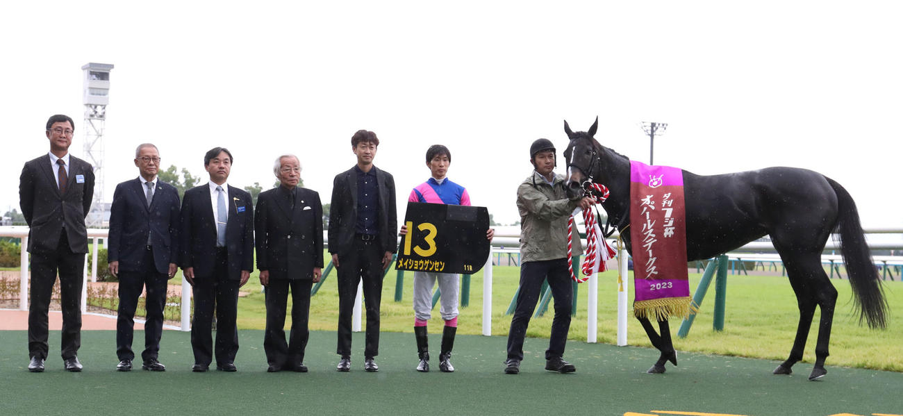 オパールSを制したメイショウゲンセンと口取りに並ぶ藤岡康騎手（右から2人目）（撮影・白石智彦）