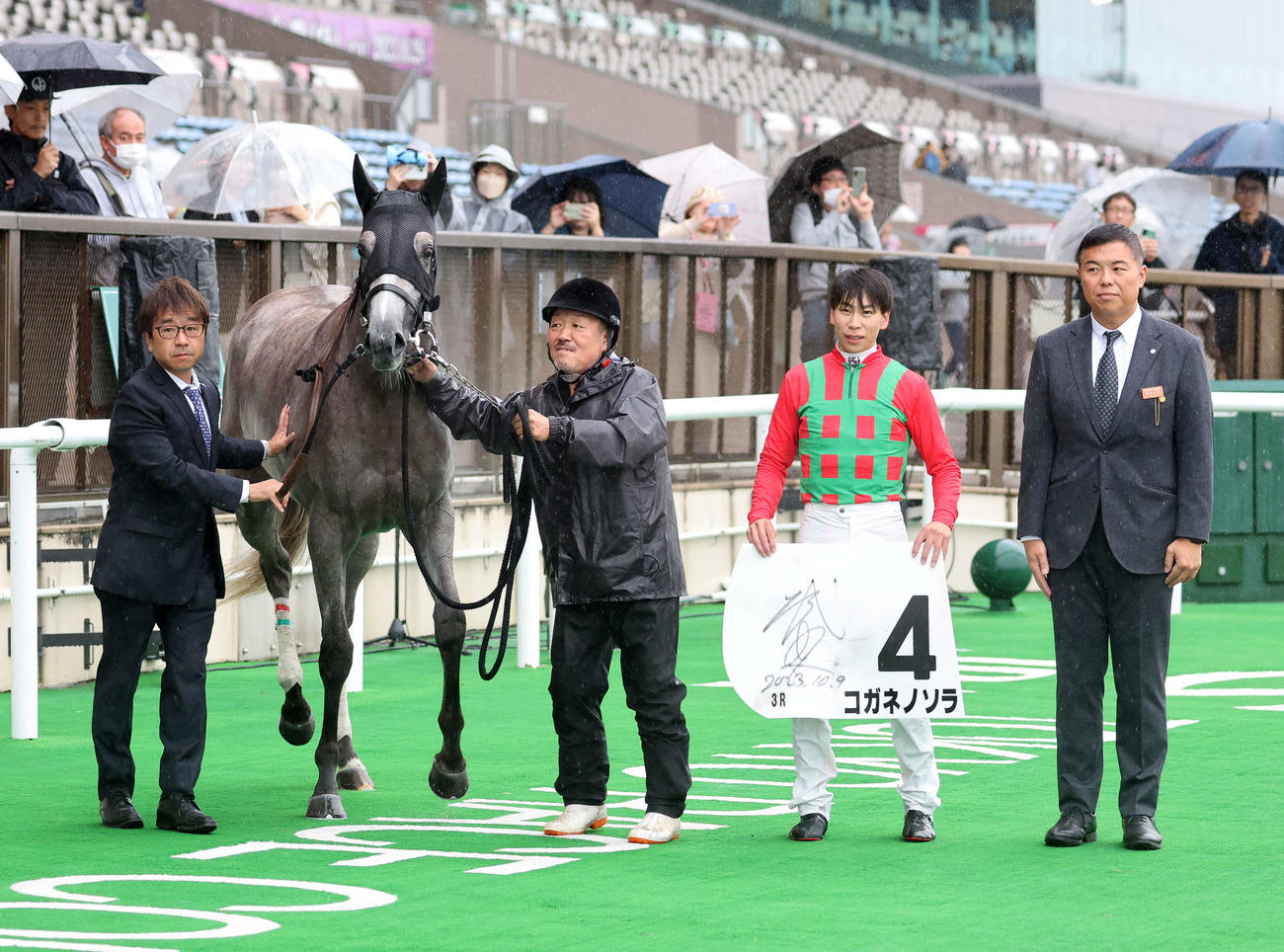 東京3R・2歳未勝利を制したコガネノソラと横山武史騎手（撮影・鈴木正人）