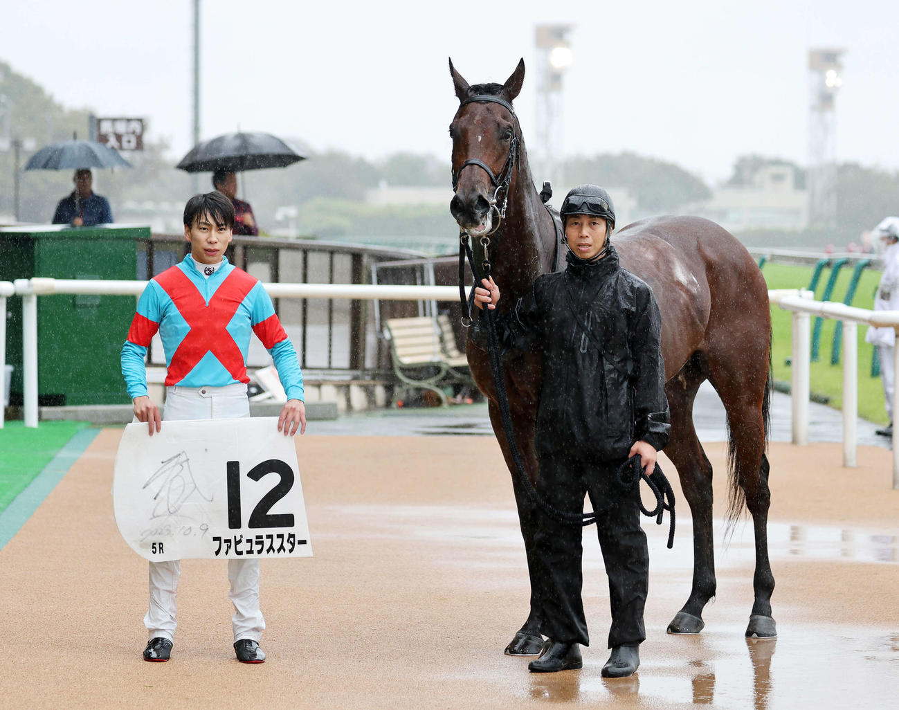 メイクデビュー東京を制したファビュラススターと横山武史騎手（撮影・鈴木正人）
