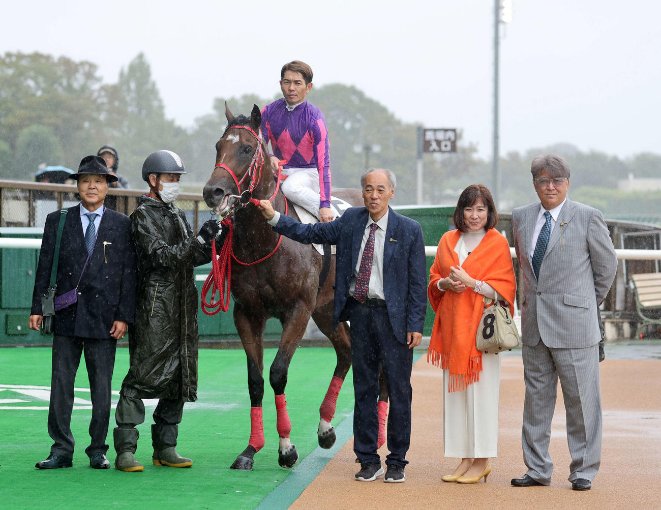 新馬戦を制し口取り式を行うエンブレムボムと戸崎圭太騎手（撮影・鈴木正人）