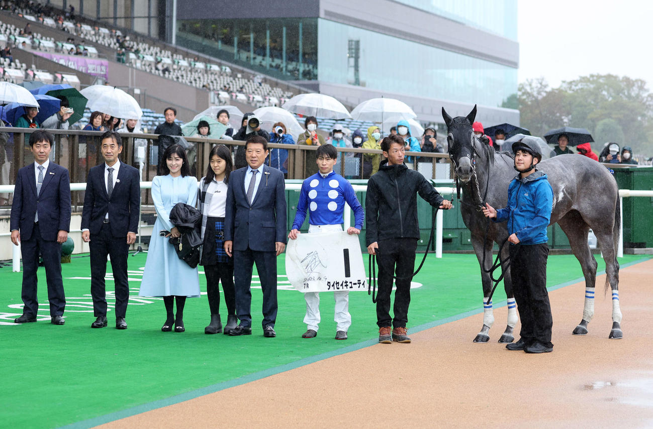 東京7R・3歳上1勝クラスを制したタイセイキューティと横山武史騎手（撮影・鈴木正人）