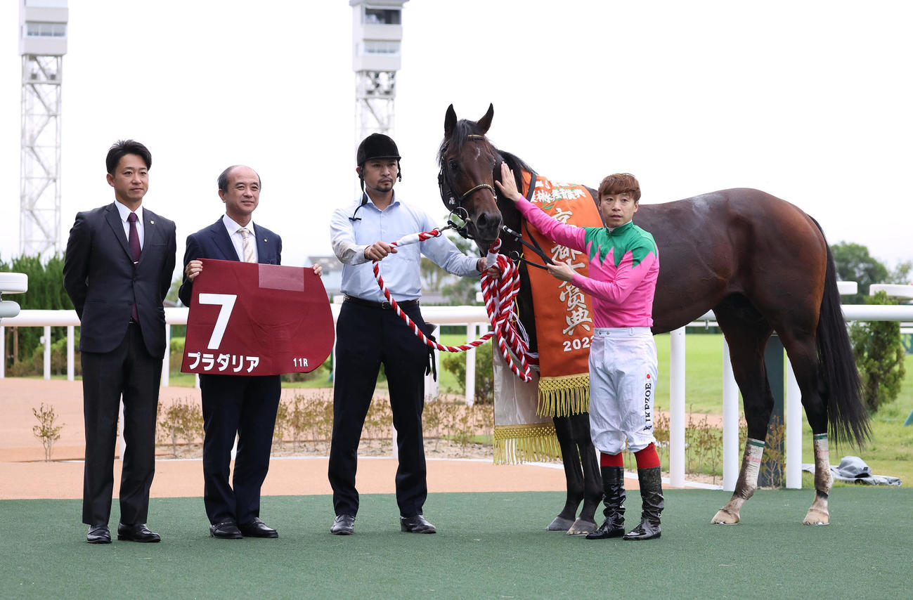 京都11R、京都大賞典を勝利したプラダリアと口取りに並ぶ池添騎手（右）（撮影・白石智彦）
