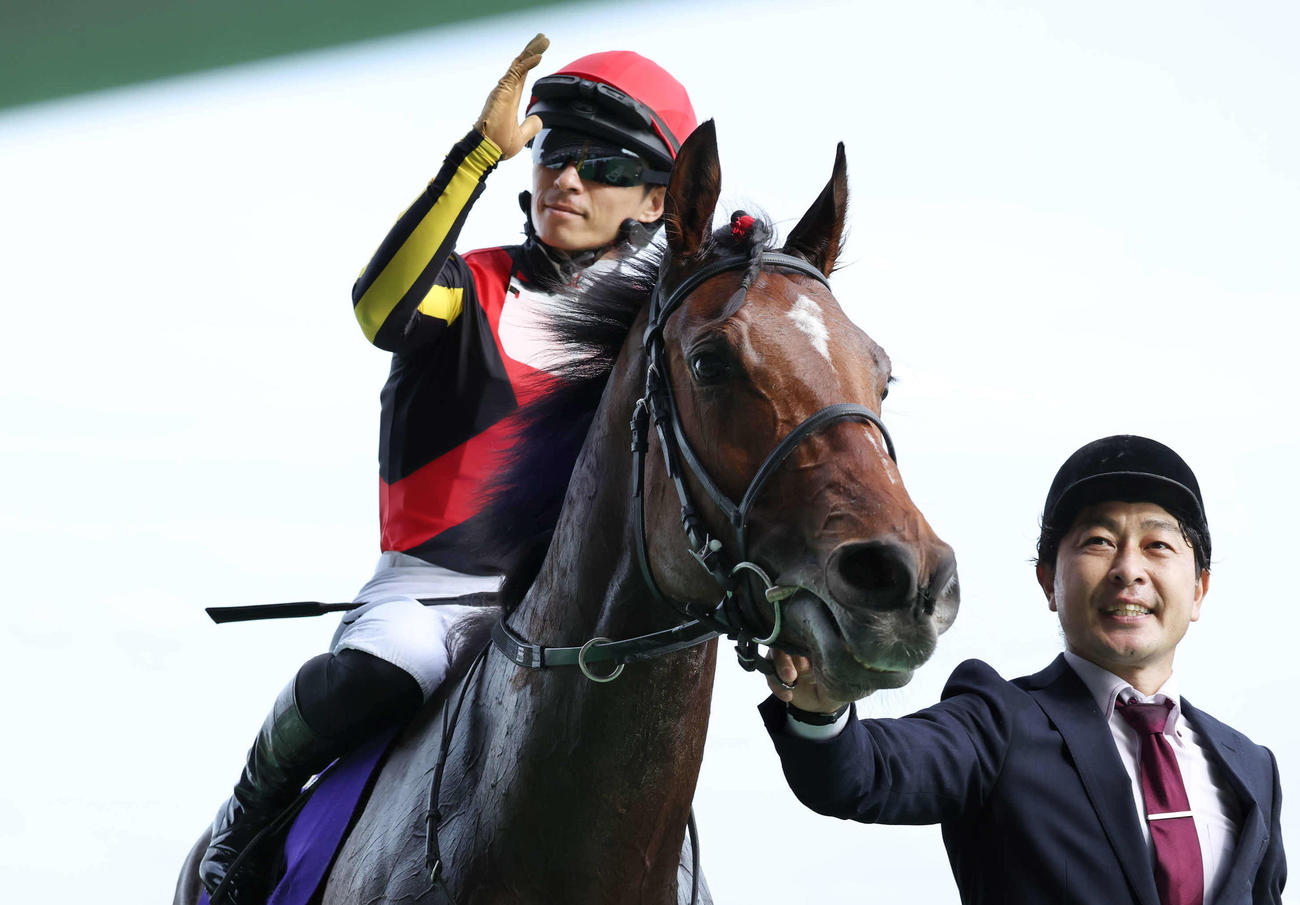 5月21日、オークスをリバティアイランドで制し声援に応える川田将雅騎手
