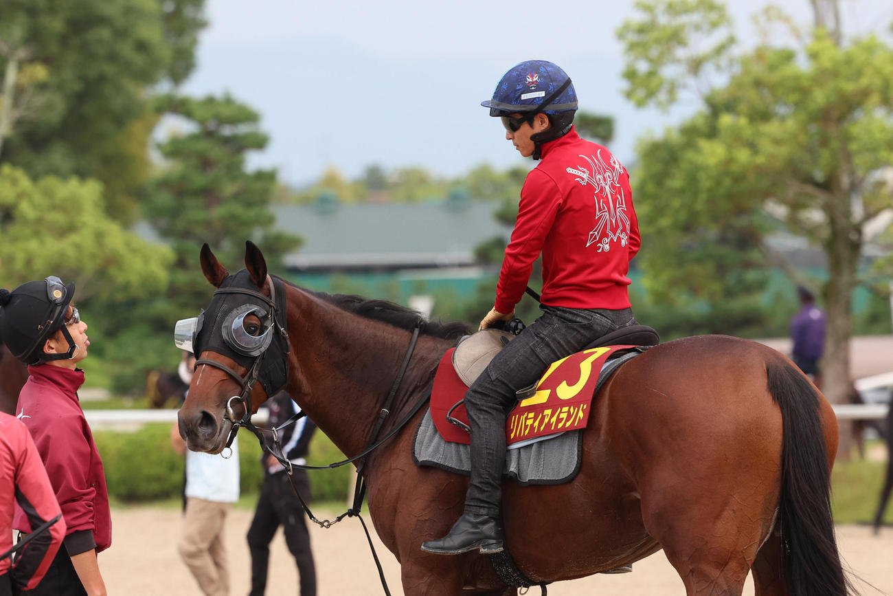 5日、リバティアイランドに騎乗し関係者と話し込む川田将雅騎手