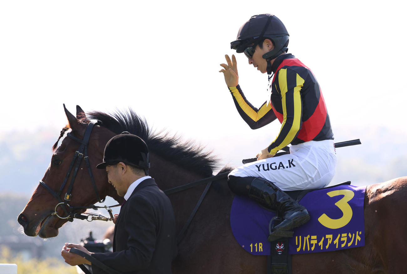 4月9日、リバティアイランドで桜花賞を制しファンの声援に応える川田将雅騎手