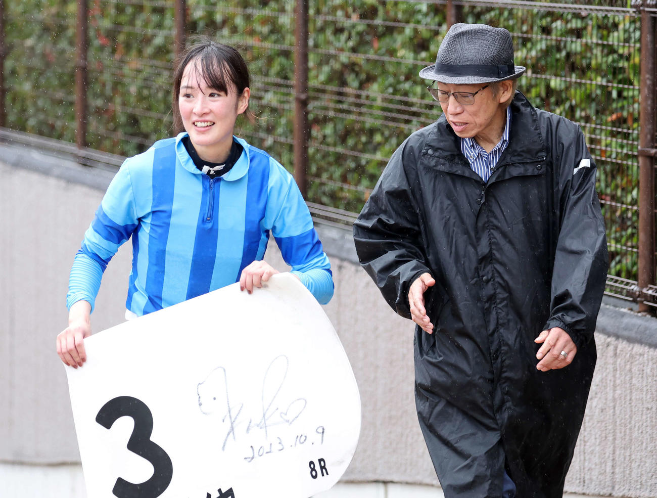 東京8Rをエリーズダイヤで勝ち、笑顔を見せる藤田騎手（左）と戸田師（撮影・鈴木正人）