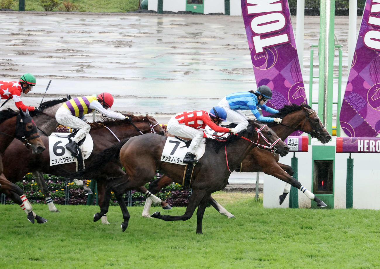 3歳以上1勝クラスを制したエリーズダイヤ（右）と藤田菜七子騎手（撮影・鈴木正人）