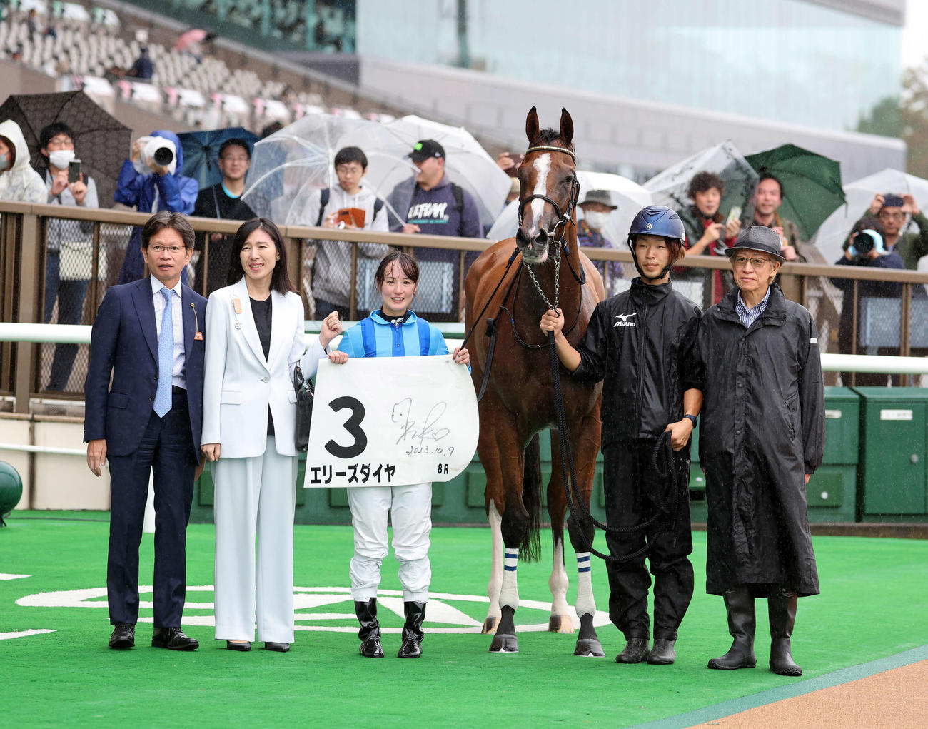 3歳以上1勝クラスを制したエリーズダイヤと藤田菜七子騎手（撮影・鈴木正人）