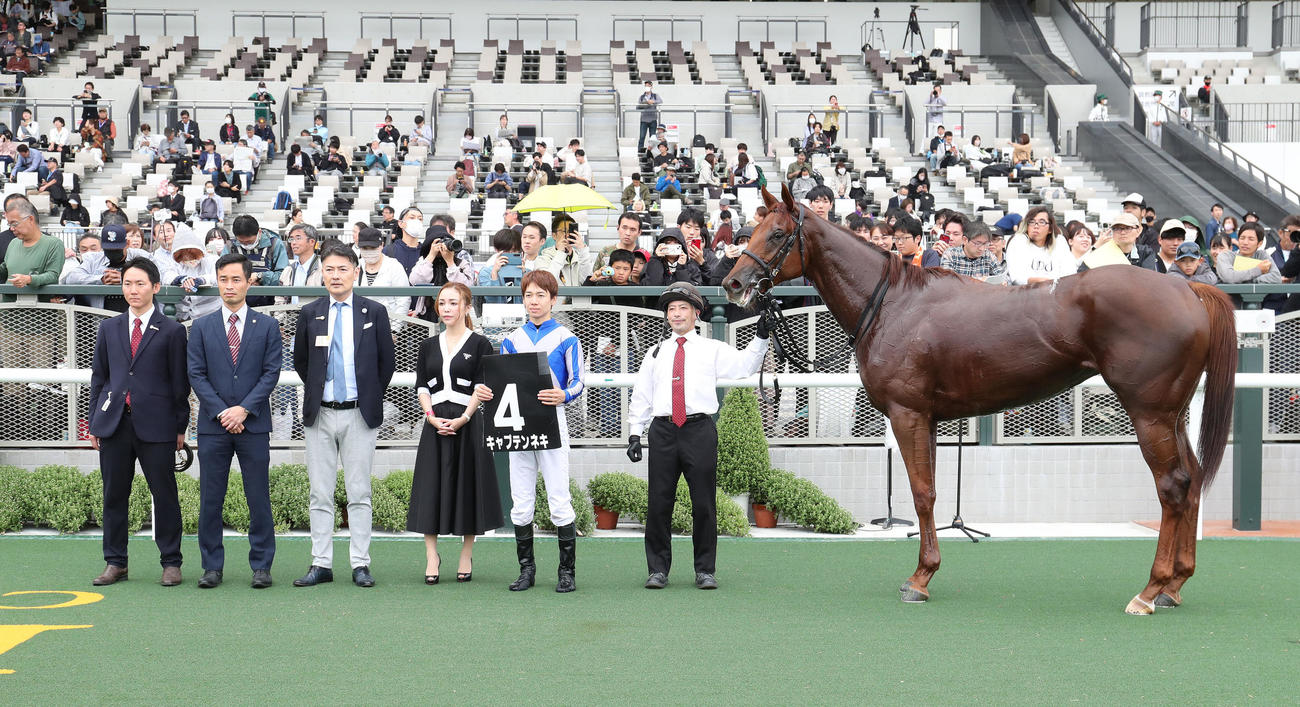 京都9R、りんどう賞を制したキャプテンネキと口取りに並ぶ松山騎手（右から2人目）（撮影・白石智彦）