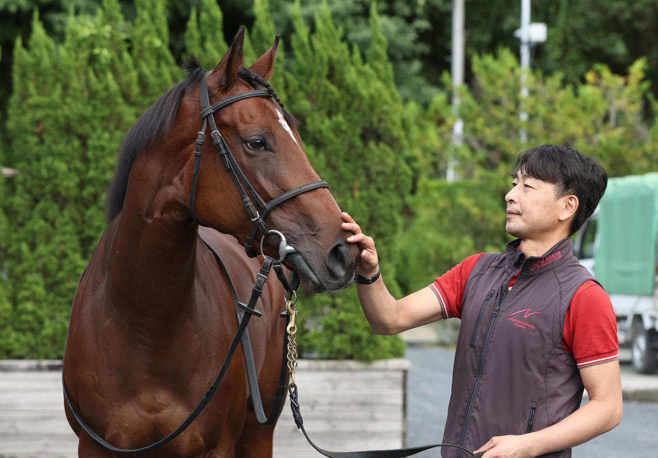 リバティアイランドの鼻面をなでる松崎助手（撮影・白石智彦）