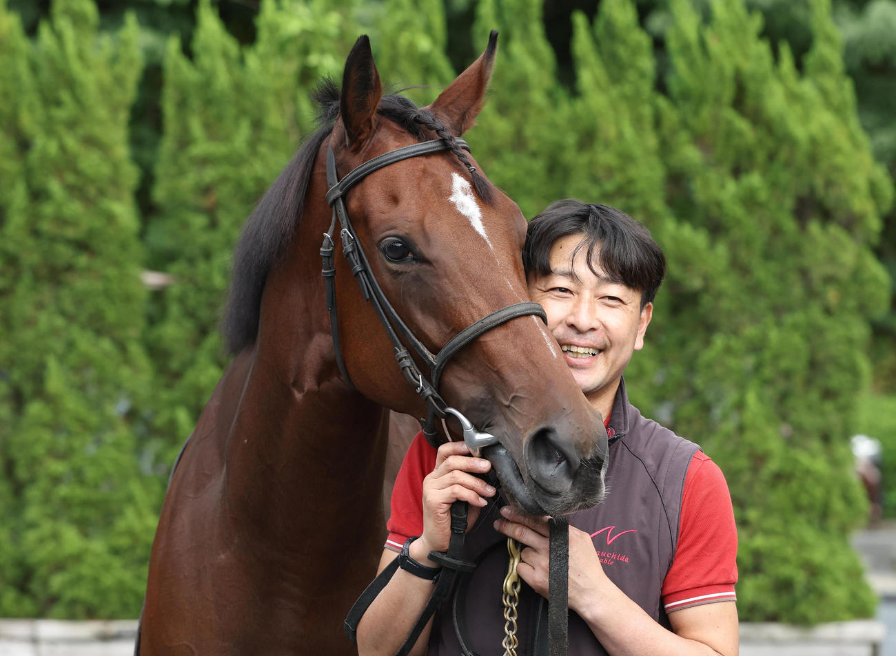リバティアイランドと笑顔の松崎助手（撮影・白石智彦）