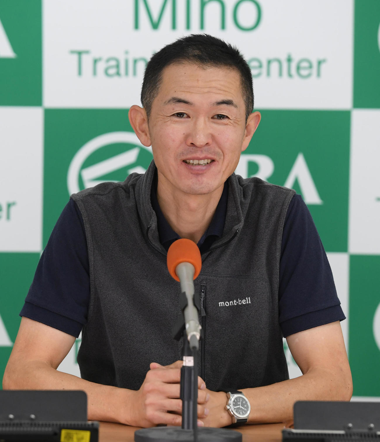 ヒップホップソウルの調教について会見する木村調教師（撮影・柴田隆二）