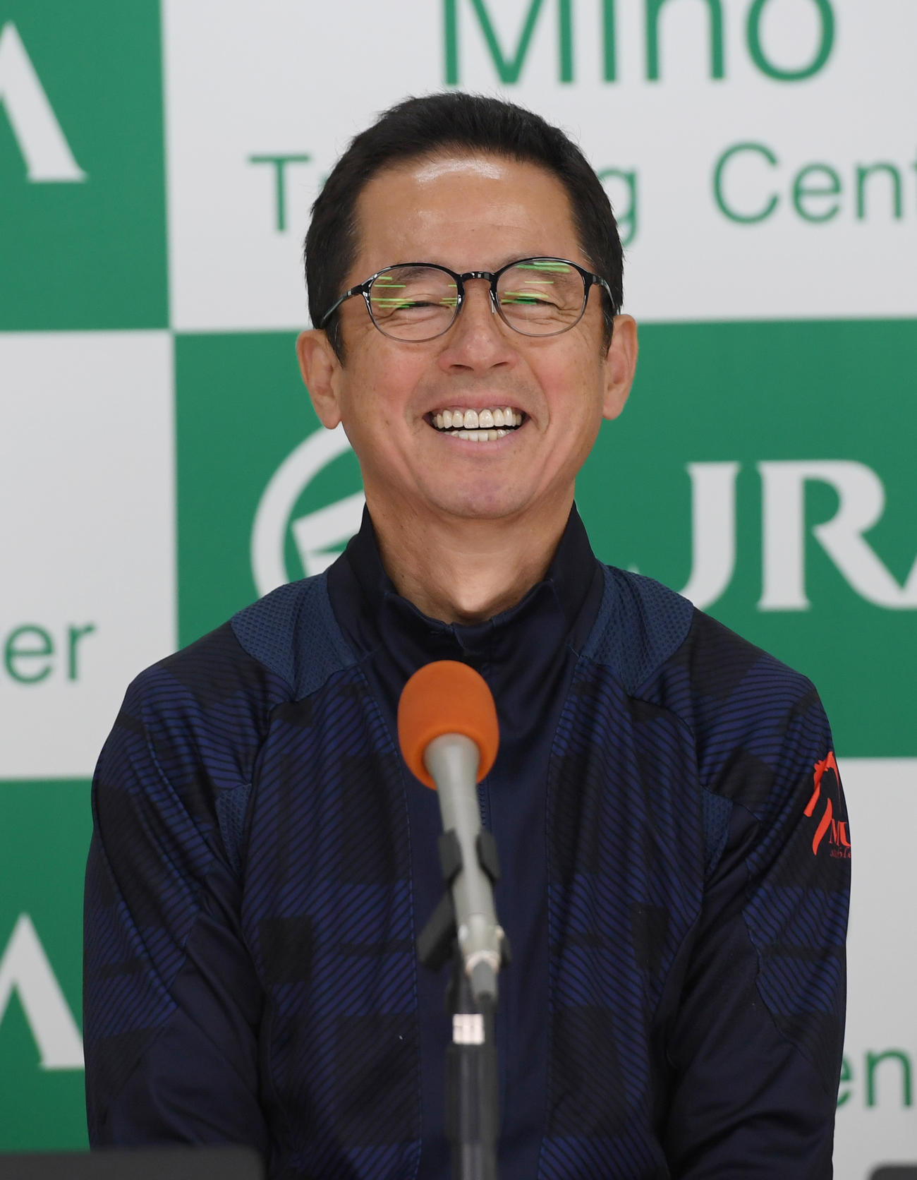 モリアーナの調教について会見する武藤調教師（撮影・柴田隆二）