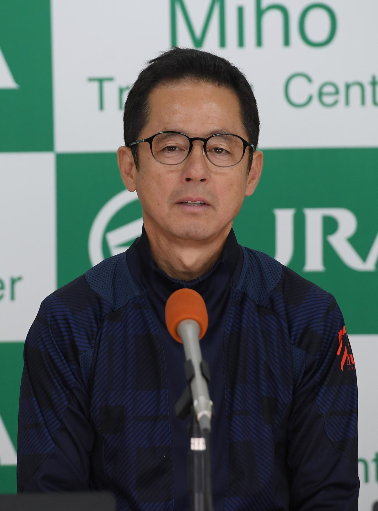 モリアーナの調教について会見する武藤調教師（撮影・柴田隆二）