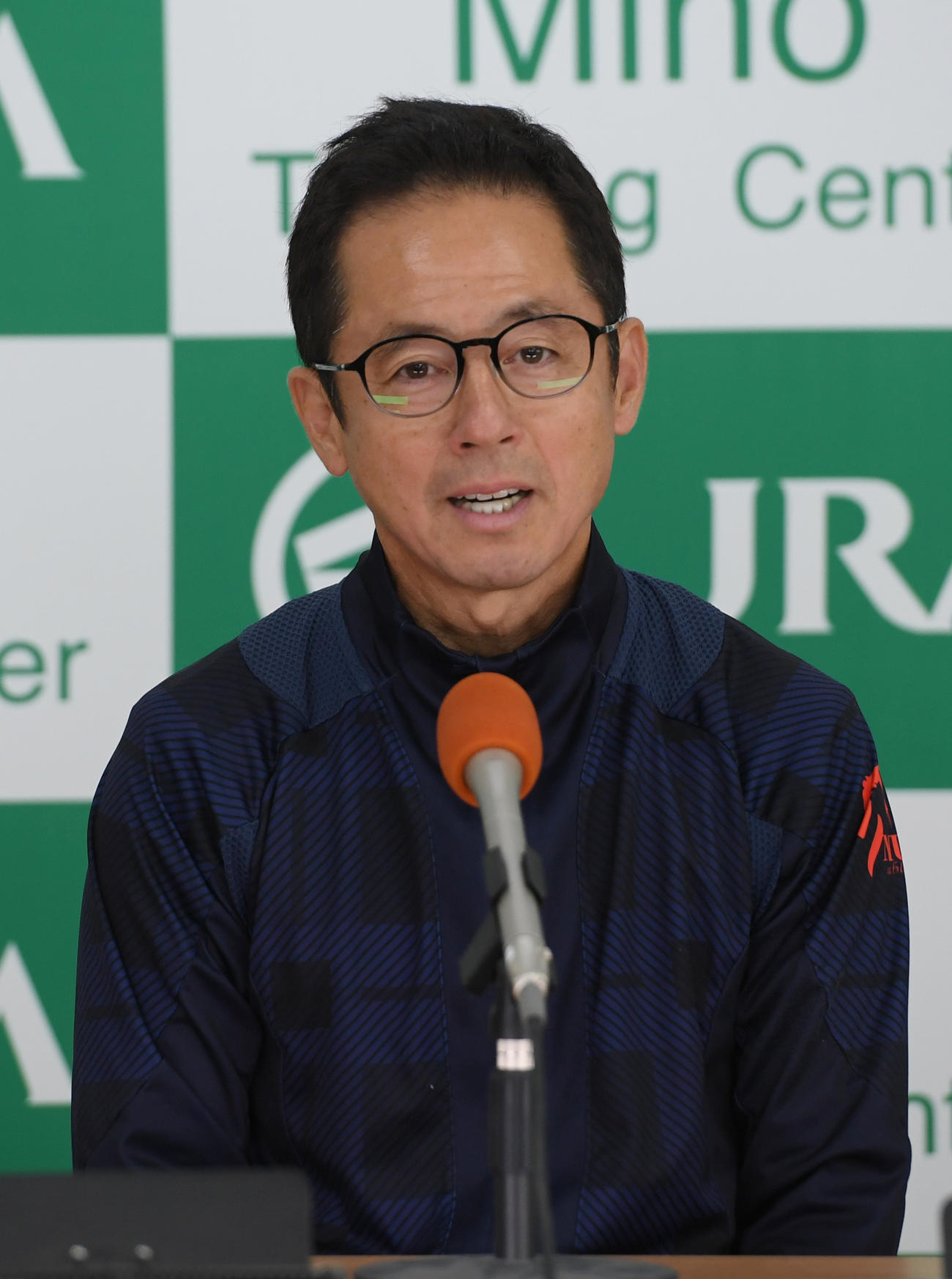 モリアーナの調教について会見する武藤調教師（撮影・柴田隆二）